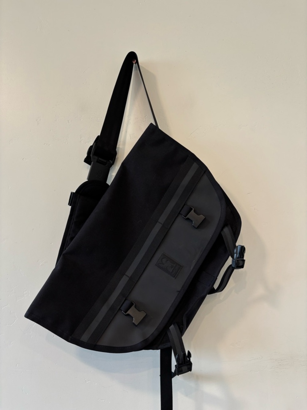 Chrome Mini Metro Messenger Bag Night Black Waterproof 20.5L Seatbelt Buckle EUC